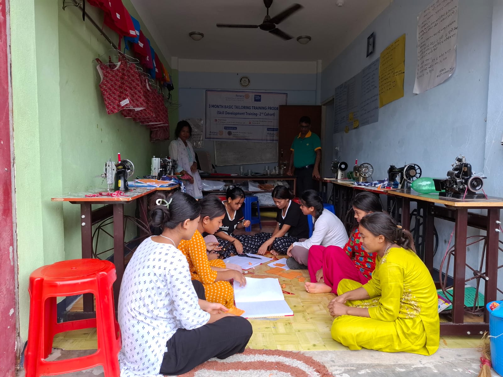 Monitoring and Supervision of Free Tailoring Training